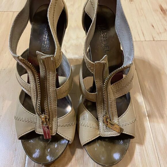 Michael Kors Berkeley T strap patent beige sandal in size 6.5 - Picture 2 of 14